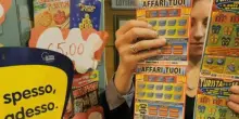 Roma, truffa sui "Gratta e vinci": dipendenti individuavano biglietti vincenti e li facevano comprare dai parenti. Sequestrati beni per 25 milioni