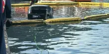 Castellammare di Stabia, auto senza freno a mano finisce nelle acque del porto: momenti di panico