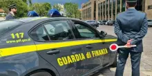 Napoli, blitz nel parcheggio di Decathlon: panetti di cocaina nel doppio fondo dell'Alfa. Arrestato un narcos, in fuga il complice
