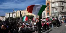 Torre del Greco, gli studenti e i marittimi si alleano per la protesta: al corteo anche i negozianti della zona