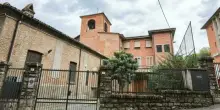 Uccide la figlia di tre anni a coltellate nella residenza protetta. &laquo;Non voleva ridarla al pap&agrave; violento&raquo;