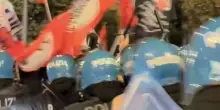 Protesta per il carovita a Napoli, in centinaia in piazza per il corteo partito a piazza Dante: tensioni con la polizia