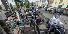 Blocco tir, i danni della protesta valgono gi&agrave; 400 milioni. E adesso si fermano i taxi
