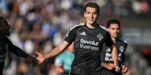 Douvikas, doppietta in Como-Sassuolo. Chi &egrave; il bomber greco: et&agrave;, altezza, carriera, stipendio, la Champions con Fabregas