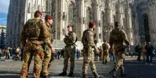 Cortei a Milano, accesso al Duomo respinto e stavolta niente saccheggi. Schierati i par&agrave; della Folgore