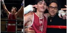Lorenzo Berlusconi fenomeno della boxe, il figlio pugile di Pier Silvio e Silvia Toffanin vince ancora ed &egrave; imbattuto. Il pap&agrave; esulta a bordoring