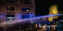 Cortei, Meloni difende l'uso dei militari: &laquo;Curioso che a preoccupare non siano i violenti&raquo;. Schlein si schiera con i giovani