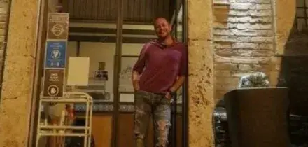 Il proprietario &egrave; in America e vede i ladri nella sua villa dalle telecamere: chiama l'amico barista che li mette in fuga