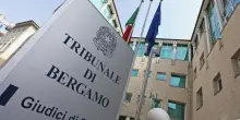 &laquo;Sei di mia propriet&agrave;&raquo;, 24enne lascia l'Italia dopo le minacce del compagno e lui finisce ai domiciliari