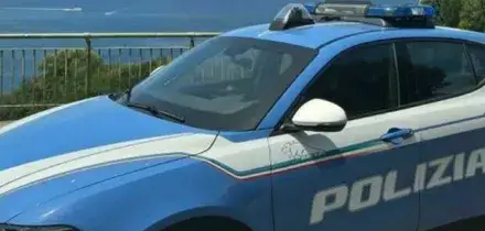 Abusi e torture su un ventenne a Ischia, arrestati tre coetanei. Il branco gli aveva anche fratturato un braccio