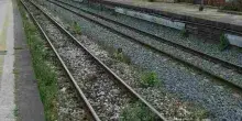 Cerca di salire sul treno in corsa ma scivola e viene schiacciato: Riccardo muore a 33 anni davanti alla fidanzata