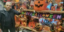 Vetrina di Halloween contestata: ma la Camera di Commercio e i parrocchiani difendono il commerciante
