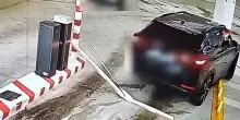 Rompe la sbarra del parcheggio e se ne va, denunciato nel Salernitano grazie ai video