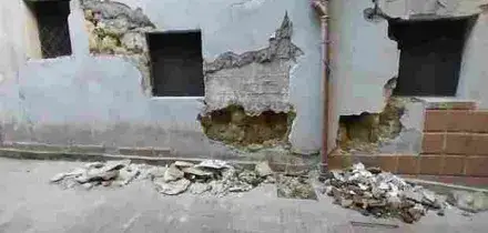 Napoli, lesioni in un palazzo a vico lungo Sant'Antonio Abate: sgomberate 11 famiglie, nessun ferito
