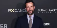 Noah Wyle &egrave; l'uomo pi&ugrave; sexy al mondo: The Pitt, il commento su George Clooney, la passione per i piatti, la moglie Sara