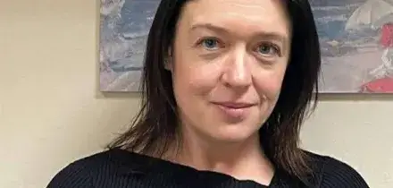 Joanne Young drogata, stuprata e offerta online dal marito (ex consigliere conservatore) ad altri uomini come Gis&egrave;le Pelicot: l'incubo durato 13 anni