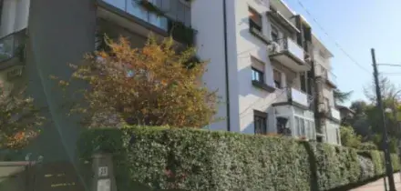 La siepe sporge di 15 centimetri sul marciapiede: i vigli multano tutto il condominio. La sanzione da 182,30 euro a testa