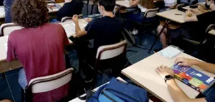 Prof d'inglese fa lezione solo in italiano (per 30 anni) e fa ascoltare agli alunni Lady Gaga senza spiegazione: licenziata per "incapacit&agrave;"