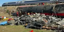 Strage in Spagna, il treno Iryo fermo investito dal Renfe lanciato a 200 km all'ora: &laquo;Errore inspiegabile, il via libera dopo il blackout&raquo;. Cosa &egrave; successo davvero