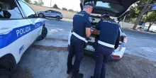 Incidente a Roma, scontro tra un'auto e due moto in via di Boccea: morto motociclista 33enne, ferito un altro centauro