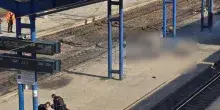 Attacco russo contro un treno civile a Dnipro, almeno 13 morti e 5 feriti. Il raid con un drone. Zelensky: orribile