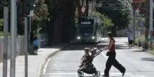 Codice della strada, per i pedoni obbligo di rendersi visibili: ecco tutte le nuove regole per chi attraversa
