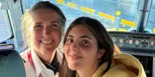 Mamma pilota di linea porta figlia e compagni di classe in gita: &laquo;Ho cambiato turno per farli salire sul volo&raquo;