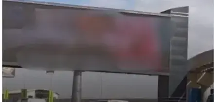 Un video porno su un maxischermo pubblicitario: &laquo;Automobilisti e passanti sconcertati&raquo;. Cosa &egrave; successo, ipotesi intrusione