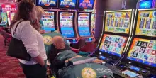 Malato terminale di cancro esprime l'ultimo desiderio: &laquo;Voglio andare al casin&ograve; dove giocavo con mia moglie&raquo;. L'ambulanza speciale, il bingo e le figlie con lui