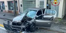 Auto sbanda e vola dentro il parco giochi, feriti un bimbo di 11 mesi e la donna che lo teneva in braccio