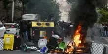Roma, sassi e molotov contro i poliziotti: citt&agrave; nel caos dal Celio a Testaccio