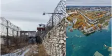Estonia, ecco la prigione sottomarina che attrae turisti da tutto il mondo: la cava allagata, le acque turchesi e le rovine