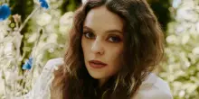 Francesca Michielin: &laquo;Ho un rene solo, si pu&ograve; vivere anche cos&igrave;. Mio marito Davide? Mi piaceva dal liceo, ma c'&egrave; una cosa che ancora mi fa strano&raquo;