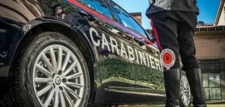 Lite al bar finisce in tragedia, uomo ucciso con due coltellate: aggressore fermato dopo il tentativo di fuga