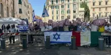 Gaza, davanti alla sinagoga di Roma flashmob in risposta al corteo Propal: "Hamas si arrenda"