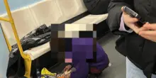 Choc a Milano, si buca in metro davanti a tutti: c'&egrave; pure una bambina
