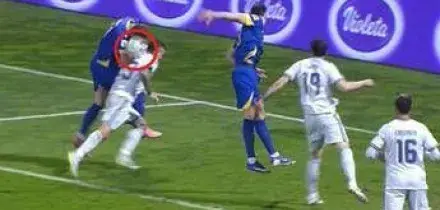 Bosnia-Italia: fallo di mano di Dzeko sul gol del pari, poi gli azzurri reclamano un'espulsione. Cos'&egrave; successo