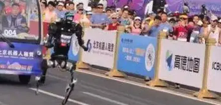 Un robot batte gli uomini (con record assurdo) nella mezza maratona di Pechino - Il video