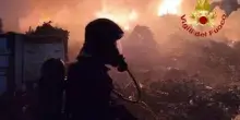 Milano, maxi incendio in un'azienda di smaltimento di rifiuti a Bollate