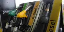 I prezzi dei carburanti corrono, gasolio in autostrada fino a 2,2 euro