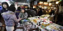 Allarme overtourism a Tokyo, il mercato dei pesce di Tsukiji chiede lo stop ai visitatori