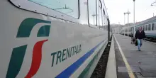 Stop ai treni sulla Tirrenica per un investimento mortale a Carrara