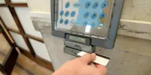 Timbra in Comune e va a lavorare in Svizzera, denunciato dipendente infedele