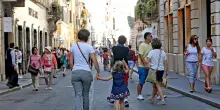 Confcom, incertezza non frena i consumi, turismo traina economia