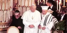 Wojtyla alla Sinagoga, primo Papa in un tempio ebraico: la foto di 40 anni fa che &egrave; nella storia