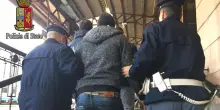 Chiede permesso di soggiorno, la Polizia scopre che &egrave; ricercato per violenza