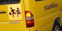 Bimba dimenticata per ore sullo scuolabus, denuncia in Procura