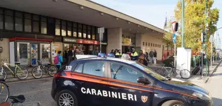 Violentata in casa a 17 anni, sospetti su un coinquilino
