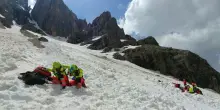 Scialpinista trentino muore travolto da una valanga sul Cermis