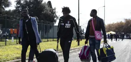 Soldi e sesso in cambio di documenti a immigrati, 120 indagati a Napoli